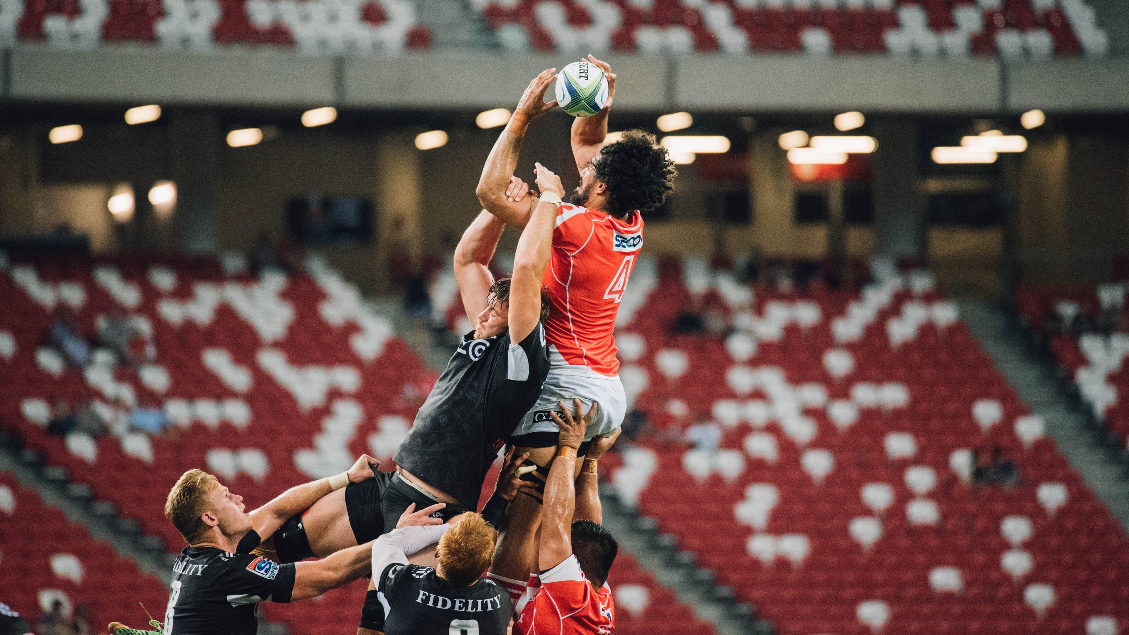 DWG带队取胜！，库里重要时刻刷新纪录赛场气氛高涨